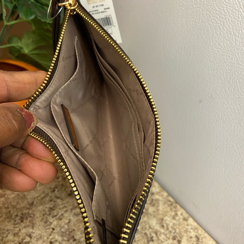 🎄🧑‍🎄🧑‍🎄 Michael Kors Large Zip Clutch - Picture 6 of 10